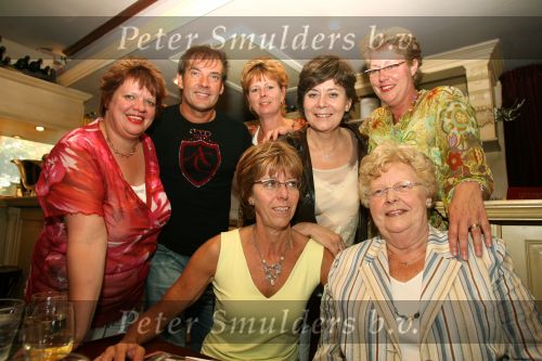 Amsterdam, 24 Juni 2006 Ontmoeting tussen Gerard Joling en een grote fan van hem Rita Verdonk met haar moeder en zussen
Eerst worden er voor iedereen handtekeningen uitgedeeld.
©Foto Peter Smulders BV