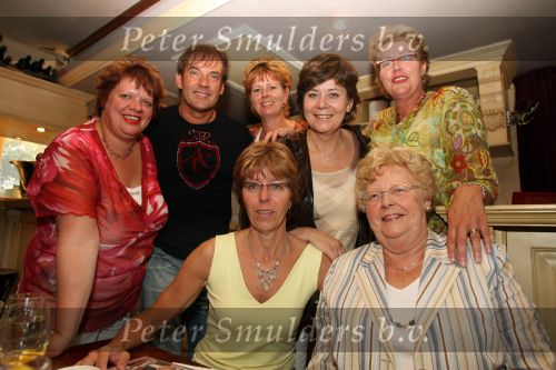 Amsterdam, 24 Juni 2006 Ontmoeting tussen Gerard Joling en een grote fan van hem Rita Verdonk met haar moeder en zussen
Eerst worden er voor iedereen handtekeningen uitgedeeld.
©Foto Peter Smulders BV