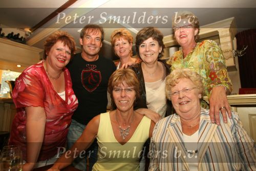 Amsterdam, 24 Juni 2006 Ontmoeting tussen Gerard Joling en een grote fan van hem Rita Verdonk met haar moeder en zussen
Eerst worden er voor iedereen handtekeningen uitgedeeld.
©Foto Peter Smulders BV