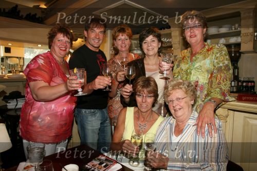 Amsterdam, 24 Juni 2006 Ontmoeting tussen Gerard Joling en een grote fan van hem Rita Verdonk met haar moeder en zussen
Eerst worden er voor iedereen handtekeningen uitgedeeld.
©Foto Peter Smulders BV