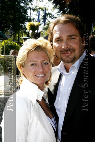 Wassenaar 6 juni 2006
Auberge de Kievit gekozen tot terras van het jaar door talkies.
Ritchy weverling met vrouw
Peter Smulders bv