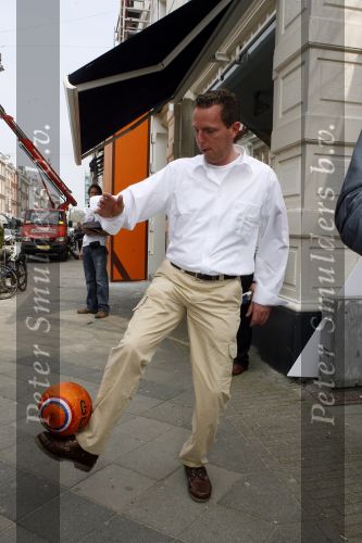 Amsterdam 26 april 2006
Presentatie nieuwe story door gerard Joling op de pc hooftstraat.
Rob Geus voetballend