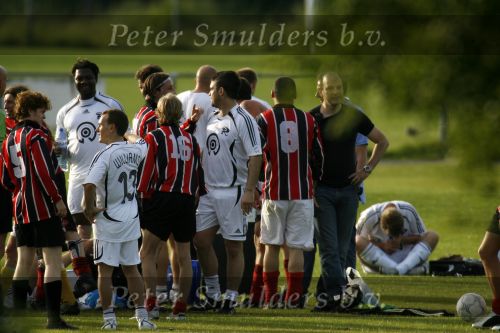 Amsterdam 19 juni 2006
Robbie Williams aan het voetballen bij AJAX met sigaret
Peter Smulders bv