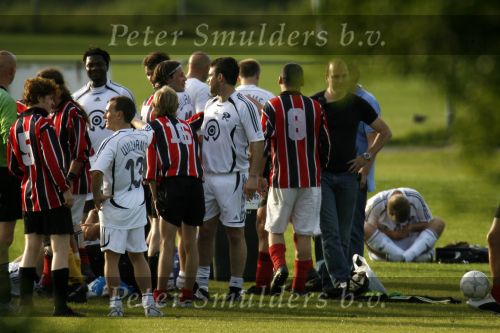 Amsterdam 19 juni 2006
Robbie Williams aan het voetballen bij AJAX met sigaret
Peter Smulders bv