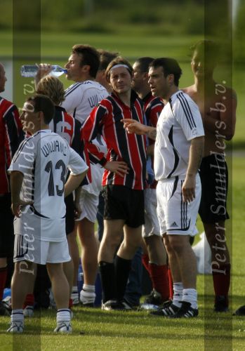 Amsterdam 19 juni 2006
Robbie Williams aan het voetballen bij AJAX met sigaret
Peter Smulders bv