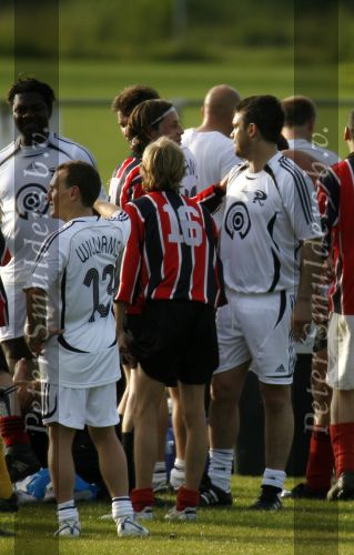 Amsterdam 19 juni 2006
Robbie Williams aan het voetballen bij AJAX met sigaret
Peter Smulders bv