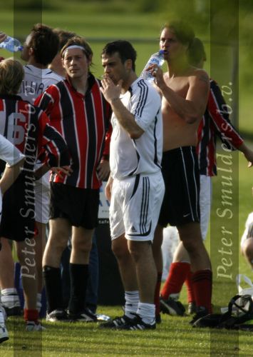 Amsterdam 19 juni 2006
Robbie Williams aan het voetballen bij AJAX met sigaret
Peter Smulders bv