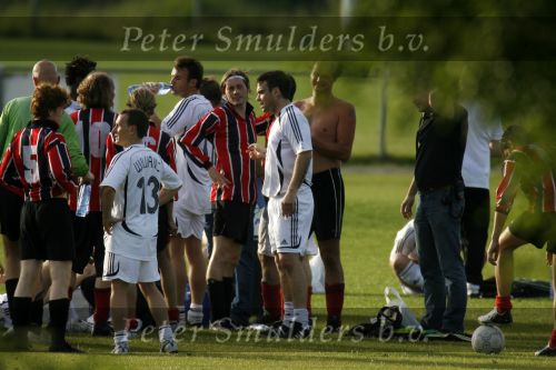 Amsterdam 19 juni 2006
Robbie Williams aan het voetballen bij AJAX met sigaret
Peter Smulders bv