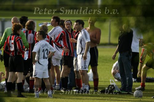 Amsterdam 19 juni 2006
Robbie Williams aan het voetballen bij AJAX met sigaret
Peter Smulders bv