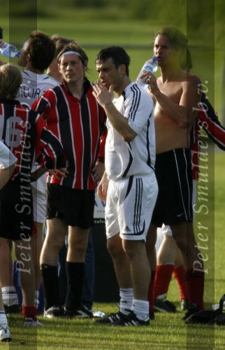 Amsterdam 19 juni 2006
Robbie Williams aan het voetballen bij AJAX met sigaret
Peter Smulders bv