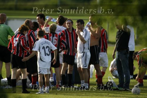 Amsterdam 19 juni 2006
Robbie Williams aan het voetballen bij AJAX. met sigarert
Peter Smulders bv