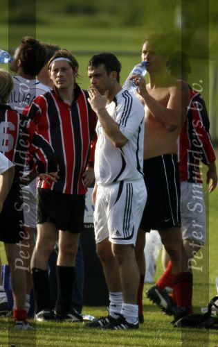 Amsterdam 19 juni 2006
Robbie Williams aan het voetballen bij AJAX met sigaret
Peter Smulders bv