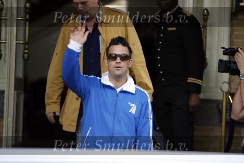 Amsterdam 20 juni 2006
Robbie Williams logeert in het amstel hotel.
Robbie verlaat het hotel om 17.56 uur.
Peter Smulders bv