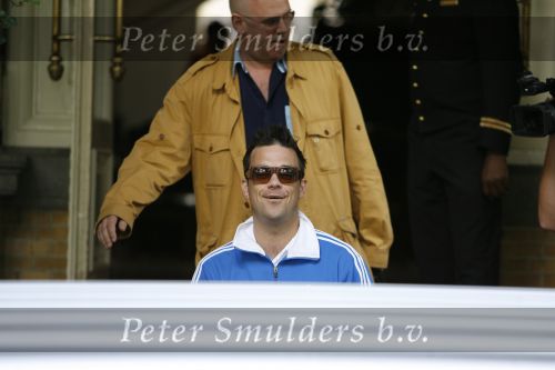 Amsterdam 20 juni 2006
Robbie Williams logeert in het amstel hotel.
Robbie verlaat het hotel om 17.56 uur.
Peter Smulders bv