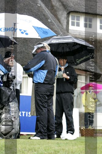 Zandvoort, 10 Augustus 2006
Dutch KLM Open Golf 2006 Kennemer golfclub
Robert Jan Derksen samen met Colin Montgomerie in de regen