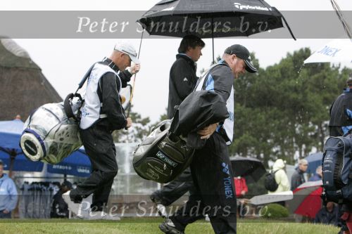 Zandvoort, 10 Augustus 2006
Dutch KLM Open Golf 2006 Kennemer golfclub
Robert Jan Derksen samen met Colin Montgomerie in de regen