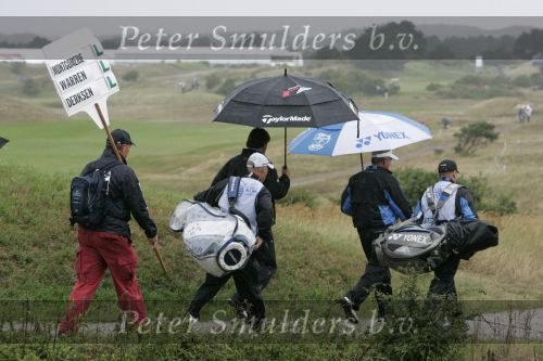Zandvoort, 10 Augustus 2006
Dutch KLM Open Golf 2006 Kennemer golfclub
Robert Jan Derksen samen met Colin Montgomerie in de regen