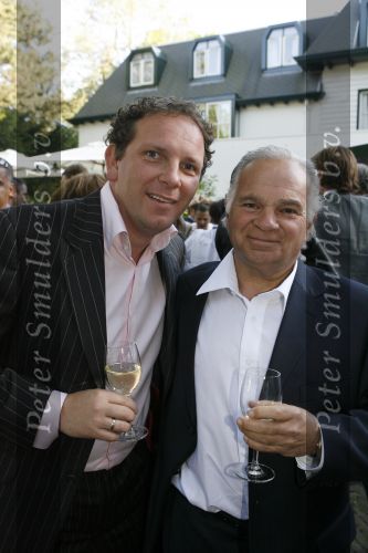 Wassenaar 6 juni 2006
Auberge de Kievit gekozen tot terras van het jaar door talkies.
Robert leroy met zijn schoonvader
Peter Smulders bv