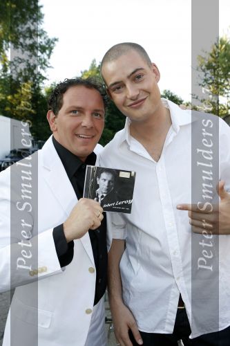 Hoofddorp 28 juni 2006
CD presentatie Robert Leroy in Claus Party house.
Robert en Lange Frans
Peter Smulders bv