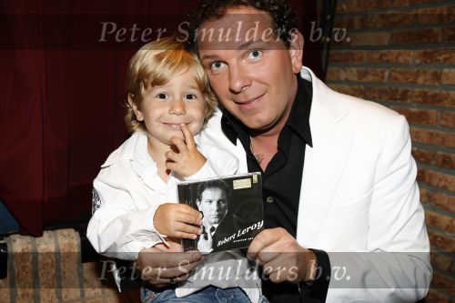 Hoofddorp 28 juni 2006
CD presentatie Robert Leroy in Claus Party house.
Robert  met Joshua en Sascha
Peter Smulders bv