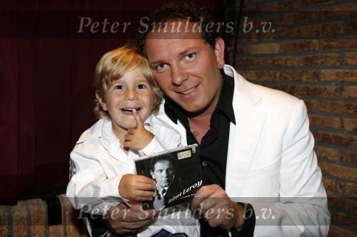 Hoofddorp 28 juni 2006
CD presentatie Robert Leroy in Claus Party house.
Robert  met Joshua en Sascha
Peter Smulders bv