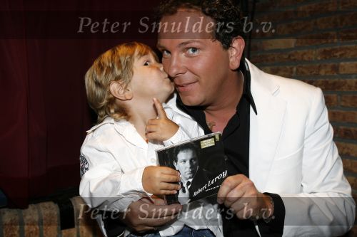 Hoofddorp 28 juni 2006
CD presentatie Robert Leroy in Claus Party house.
Robert  met Joshua en Sascha
Peter Smulders bv