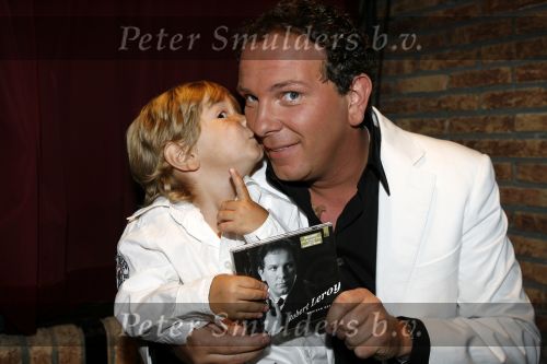 Hoofddorp 28 juni 2006
CD presentatie Robert Leroy in Claus Party house.
Robert  met Joshua en Sascha
Peter Smulders bv