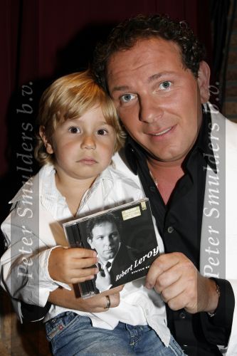 Hoofddorp 28 juni 2006
CD presentatie Robert Leroy in Claus Party house.
Robert  met Joshua en Sascha
Peter Smulders bv