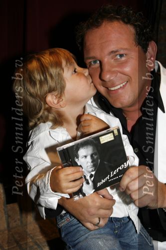 Hoofddorp 28 juni 2006
CD presentatie Robert Leroy in Claus Party house.
Robert  met Joshua en Sascha
Peter Smulders bv