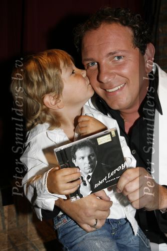 Hoofddorp 28 juni 2006
CD presentatie Robert Leroy in Claus Party house.
Robert  met Joshua en Sascha
Peter Smulders bv