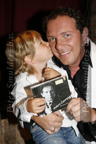 Hoofddorp 28 juni 2006
CD presentatie Robert Leroy in Claus Party house.
Robert  met Joshua
Peter Smulders bv