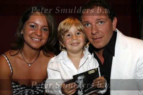 Hoofddorp 28 juni 2006
CD presentatie Robert Leroy in Claus Party house.
Robert  met Joshua en Sascha
Peter Smulders bv