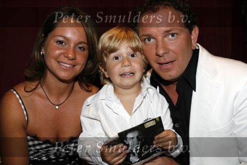 Hoofddorp 28 juni 2006
CD presentatie Robert Leroy in Claus Party house.
Robert  met Joshua en Sascha
Peter Smulders bv
