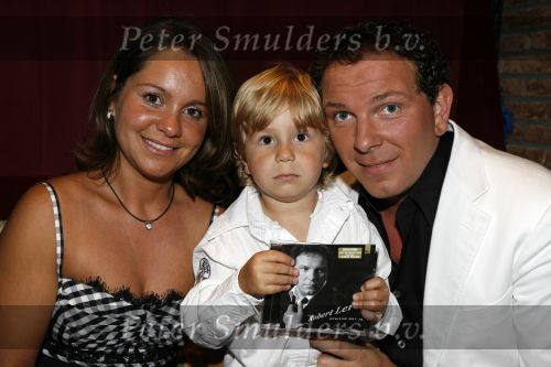 Hoofddorp 28 juni 2006
CD presentatie Robert Leroy in Claus Party house.
Robert  met Joshua en Sascha
Peter Smulders bv