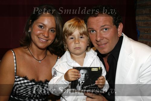 Hoofddorp 28 juni 2006
CD presentatie Robert Leroy in Claus Party house.
Robert  met Joshua en Sascha
Peter Smulders bv