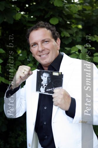 Hoofddorp 28 juni 2006
CD presentatie Robert Leroy in Claus Party house.
Robert  
Peter Smulders bv
