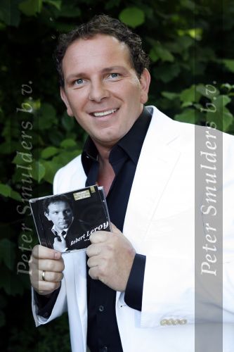 Hoofddorp 28 juni 2006
CD presentatie Robert Leroy in Claus Party house.
Robert  
Peter Smulders bv
