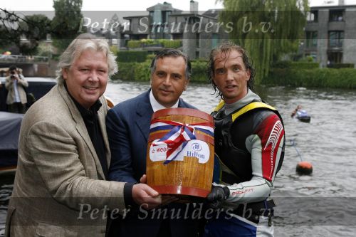 Amsterdam 14 juni 2006
Haringparty wegener en het Hilton.
Roberto Payer en Jan Houwert met jet skier
Peter Smulders bv