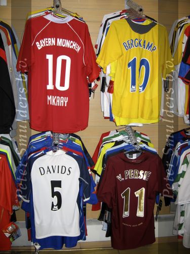 Buenos Aires mei 2006
Voetbal shirts van Dennis Bergkamp Roy Makaay Edgar davids en Robin v Persie in het centrum van Buenos Aires.
