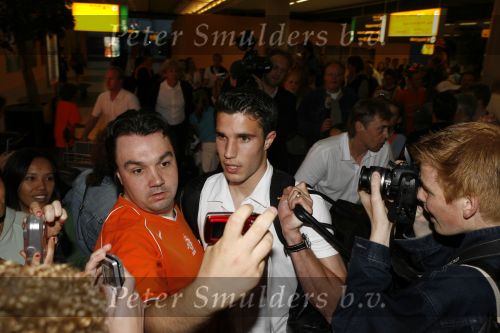 Schiphol 26 juni 2006
Aankomst nederlands elftal na wk.
Robin v Persie met zijn vrouw met een poesje.
Peter Smulders bv