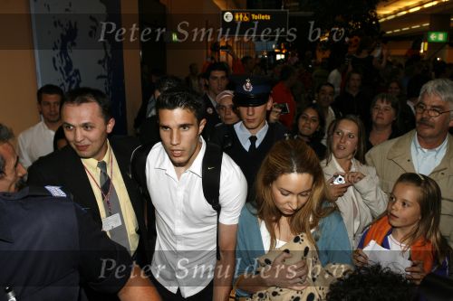 Schiphol 26 juni 2006
Aankomst nederlands elftal na wk.
Robin v Persie met zijn vrouw Bouchra met een poesje.
Peter Smulders bv