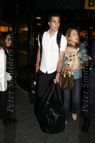 Schiphol 26 juni 2006
Aankomst nederlands elftal na wk.
Robin v Persie met zijn vrouw Bouchra met een poesje.
Peter Smulders bv