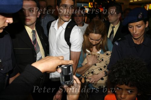 Schiphol 26 juni 2006
Aankomst nederlands elftal na wk.
Robin v Persie met zijn vrouw Bouchra met een poesje.
Peter Smulders bv