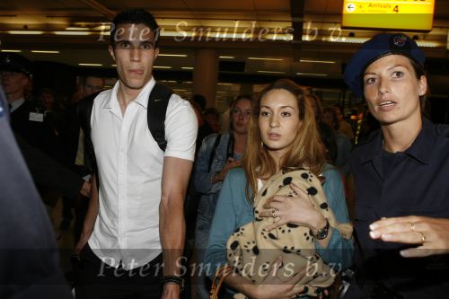 Schiphol 26 juni 2006
Aankomst nederlands elftal na wk.
Robin v Persie met zijn vrouw Bouchra met een poesje.
Peter Smulders bv