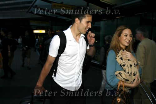 Schiphol 26 juni 2006
Aankomst nederlands elftal na wk.
Robin v Persie met zijn vrouw Bouchra met een poesje.
Peter Smulders bv