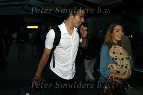 Schiphol 26 juni 2006
Aankomst nederlands elftal na wk.
Robin v Persie met zijn vrouw Bouchra met een poesje.
Peter Smulders bv