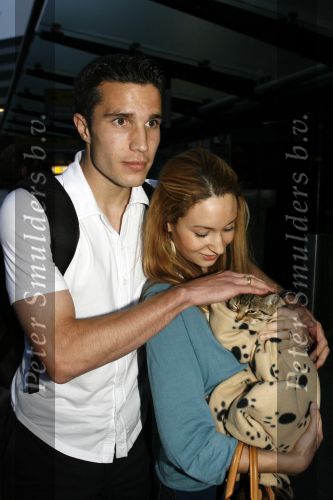 Schiphol 26 juni 2006
Aankomst nederlands elftal na wk.
Robin v Persie met zijn vrouw Bouchra met een poesje.
Peter Smulders bv