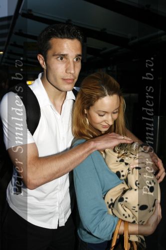 Schiphol 26 juni 2006
Aankomst nederlands elftal na wk.
Robin v Persie met zijn vrouw Bouchra met een poesje.
Peter Smulders bv