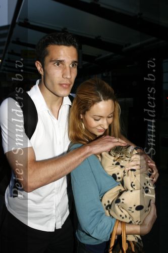 Schiphol 26 juni 2006
Aankomst nederlands elftal na wk.
Robin v Persie met zijn vrouw Bouchra met een poesje.
Peter Smulders bv