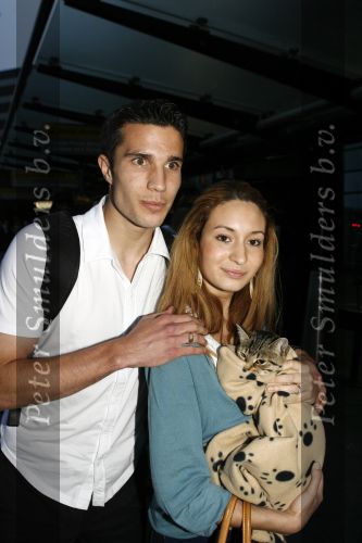Schiphol 26 juni 2006
Aankomst nederlands elftal na wk.
Robin v Persie met zijn vrouw Bouchra met een poesje.
Peter Smulders bv